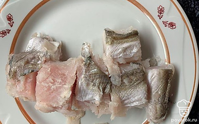 Минтай чистим моем. Режем на кусочки.