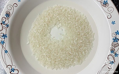 Рис промываем и заливаем водой.