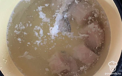 Минтай заливаем водой и ставим варить бульон.
