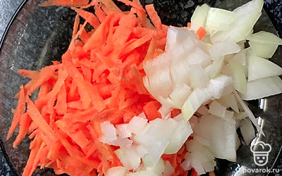 Морковь трём на крупной терке. Лук режем кубиками.