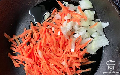 Морковь и лук отправляем на сковородку с маслом.