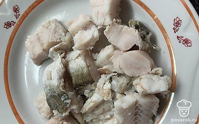 Минтай достаём и убираем кости.