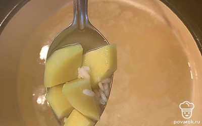 В бульон добавляем картошку и рис. Варим до готовности.