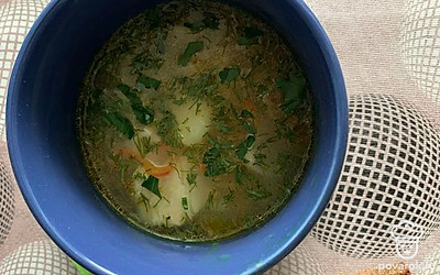 Подаём с зеленью и хлебом.