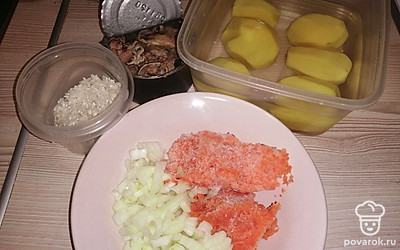 Почистите овощи, вскипятите воду.