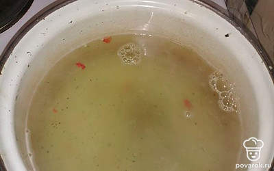 Картошку порежте кубиком, лук порежте мелко, морковь натрите. Рис промойте холодной водой. Как закипит вода добавьте рис. 