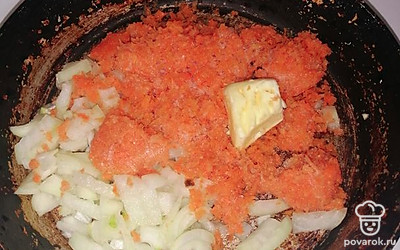 Обжарьте лук и морковь на сливочном масле.