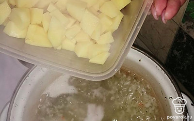 Когда рис сварится до полуготовности, сбросьте картошку. 