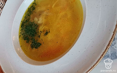 Достаём кусочки курицы, освобождаем ее от костей. В тарелку кладём кусок белого мяса, зелень и подаём к столу. 