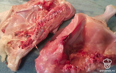 Помыть и разрезать курицу.