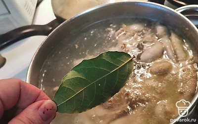 Когда курица вскипит, добавляем лук, соль, черный перец и лавровый лист. 