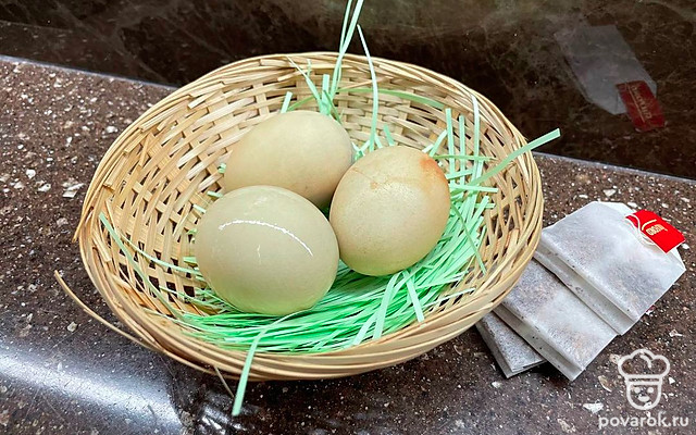 Пасхальные яйца, покрашенные чаем — Рецепт с фото