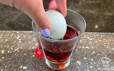 Завариваем крепкий чай из одного или двух пакетиков. Окунаем в чай яйца и оставляем минут на 10. При этом пакетики чая тоже оставляем в стакане.