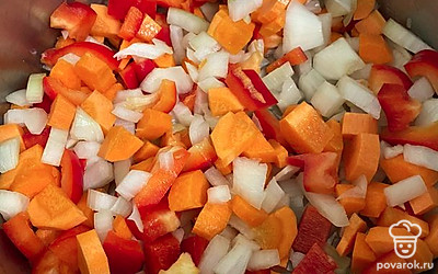 В кастрюлю налейте масло, выложите предварительно почищенные и нарезанные овощи.