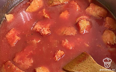Добавьте поломанный хлеб. Лучше взять батон, у меня из пекарни.
И добавить томаты. Перемешать, налить 1,5 литра воды и добавить соль, сахар и специи. Из специй лучше взять сушеный базилик, орегано или сицилийские травы.