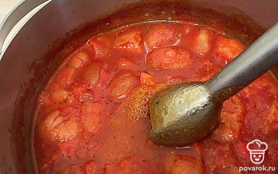 Варите до готовности овощей на небольшом нагреве, примерно 25-30 минут.
Измельчите суп блендером.