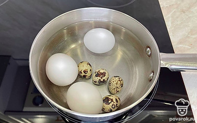 Отварите до готовности яйца.
