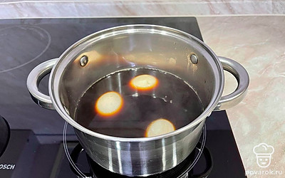Сложите яйца в ту же емкость и прокипятите еще 3 минуты для нежного кофейного оттенка.