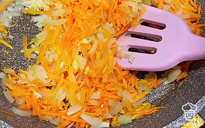 Обжарить порезанный лук и натертую морковь.