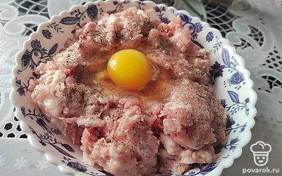Фарш посолите, поперчите, разбейте яйцо и тщательно перемешайте.