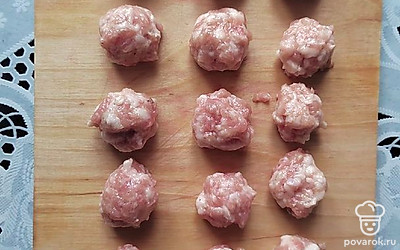 Сформируйте небольшие круглые фрикадельки.