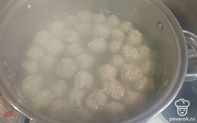 Поставьте кастрюлю с водой на плиту, когда вода закипит спускаем в кипящую воду наши фрикадельки. Варим 15 минут постоянно убирая пену. Добавляем предварительно промытый рис к фрикаделькам и варим еще 10 минут.