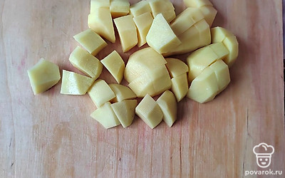 Картофель нарезаем квадратиками средней величины и отправляем в кастрюлю, варим 5 минут (после закипания) и убираем с огня.