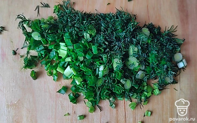 Зелень мелко нарезаем.