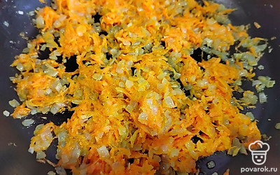 Морковь трем на мелкой терке, лук нарезаем на маленькие кубики. Овощи обжариваем на предварительно разогретой сковороде до золотистого цвета.
