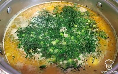 Выложите овощную поджарку в суп. Доводим суп до кипения после высыпаем зелень, выключаем плиту и даем настоятся 10 минут.