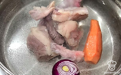 Мясо хорошо промыть. Залить холодной водой и прокипятить 10 минут. Воду слить и заново залить водой. Туда же добавить лук и морковь, кипятить 40 минут. Соль по вкусу.