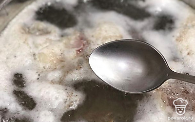 Переодически снимать пену с бульона.