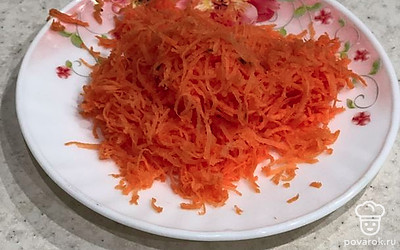 Морковь промыть и почистить от кожуры. Натереть на мелкой тёрке.