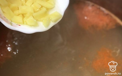 Туда же добавить картошку. Варить ещё 5 минут.
