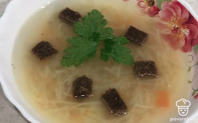 Суп перед подачей можно украсить зеленью и подать с сухариками. Приятного аппетита.