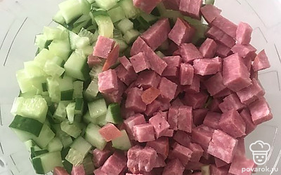Огурец и колбасу порезать кубиком.