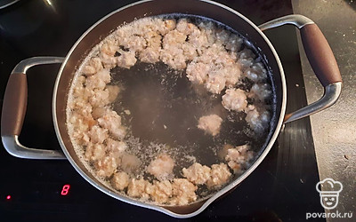 Из фарша формируем фрикадельки (маленькие шарики) и бросаем в кипящую воду.