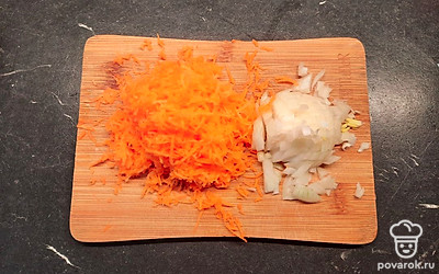 Пока варится бульон режем лук, трем на терке морковь.