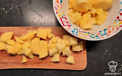 Чистим и режем картошку.