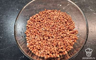 Промываем гречку под холодной водой и добавляем в бульон (примерно через 30 минут). Через 20 минут добавляем картошку, морковку и лук. В конце варки (смотреть по готовности картошки) добавляем соль и зелень.