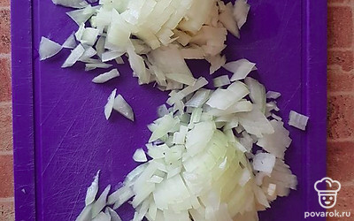 Лук режем мелко. 