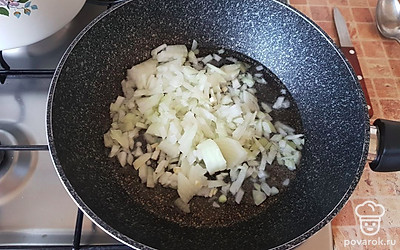 Отправляем на сковороду обжарить на подсолнечном масле. 