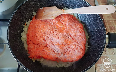 Потом добавляем тёртую морковь. На этом этапе можно посолить и поперчить зажарку, а также добавить любые приправы на ваш вкус. 