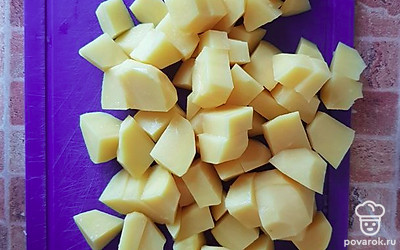 Картофель режем средним кубиком и отправляем в кипящую бульон. Варим 10 минут. 