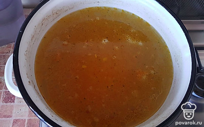 В бульон добавляем обжаренные морковь и лук. 