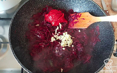 В той же сковороде обжариваем на масле свёклу с томатной пастой и чесноком. 5-7 минут. 