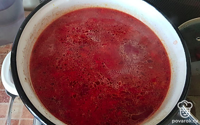 Свёклу отправляем в кастрюлю и добавляем уксус. Солим, если бульон был не солёный и варим на слабом огне под крышкой 10 минут. 