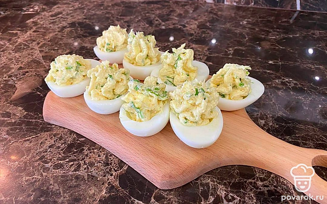 Яйца, фаршированные сыром и чесноком — Рецепт с фото