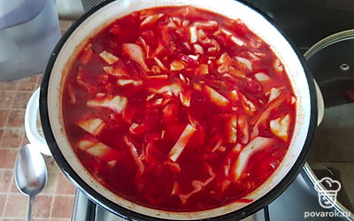 И отправляем её в кастрюлю. Всё перемешиваем и варим ещё минут 15-20 до готовности капусты. За 5 минут до готовности можно добавить лавровый лист. 