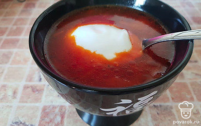 Борщ подавайте со сметаной.